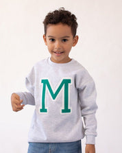 sudadera_kids_gris_inicial_verde_Anitials_1