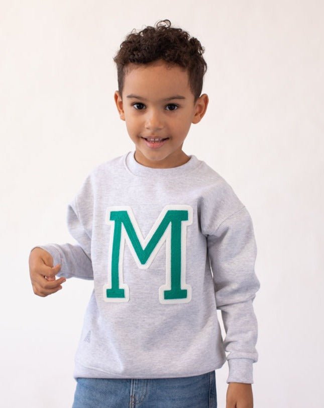sudadera_kids_gris_inicial_verde_Anitials_1