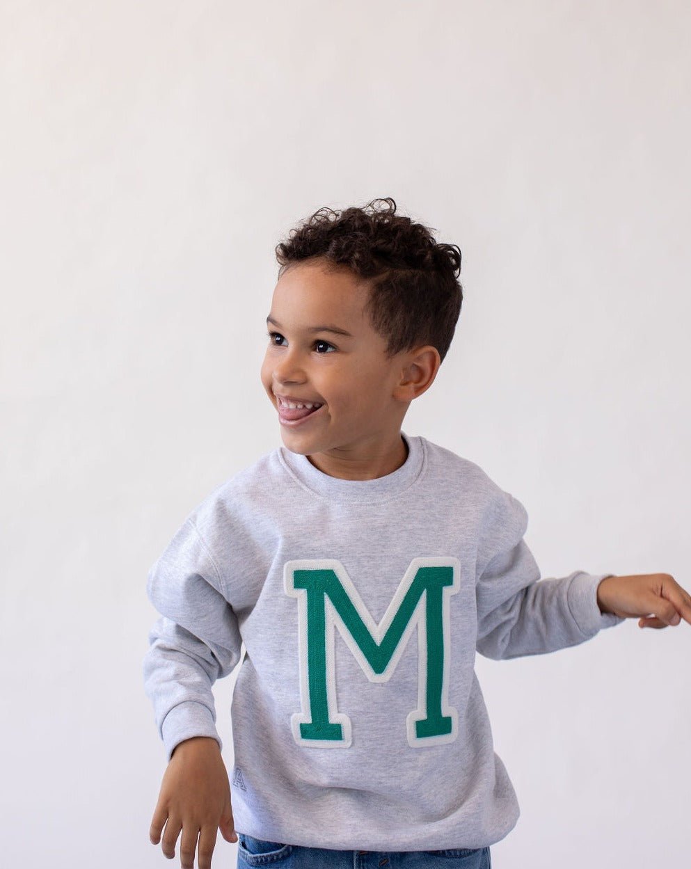 sudadera_kids_gris_inicial_verde_Anitials_2