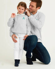 sudadera_kids_gris_inicial_verde_Anitials_2