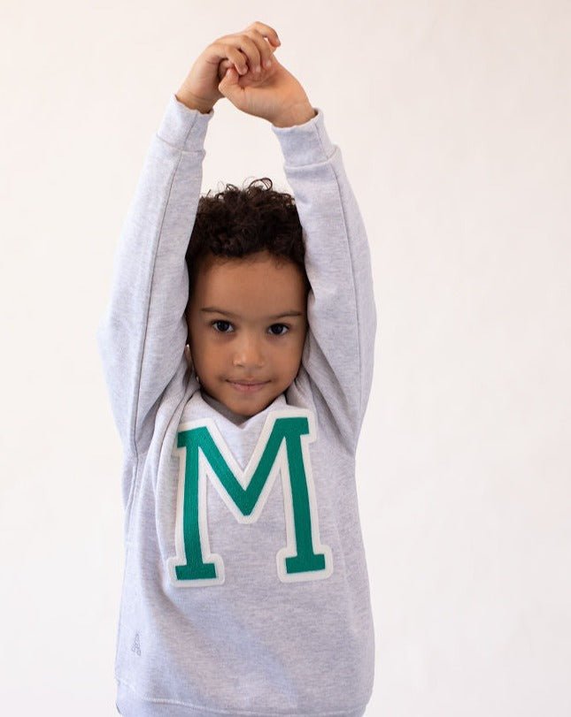 sudadera_kids_gris_inicial_verde_Anitials_3