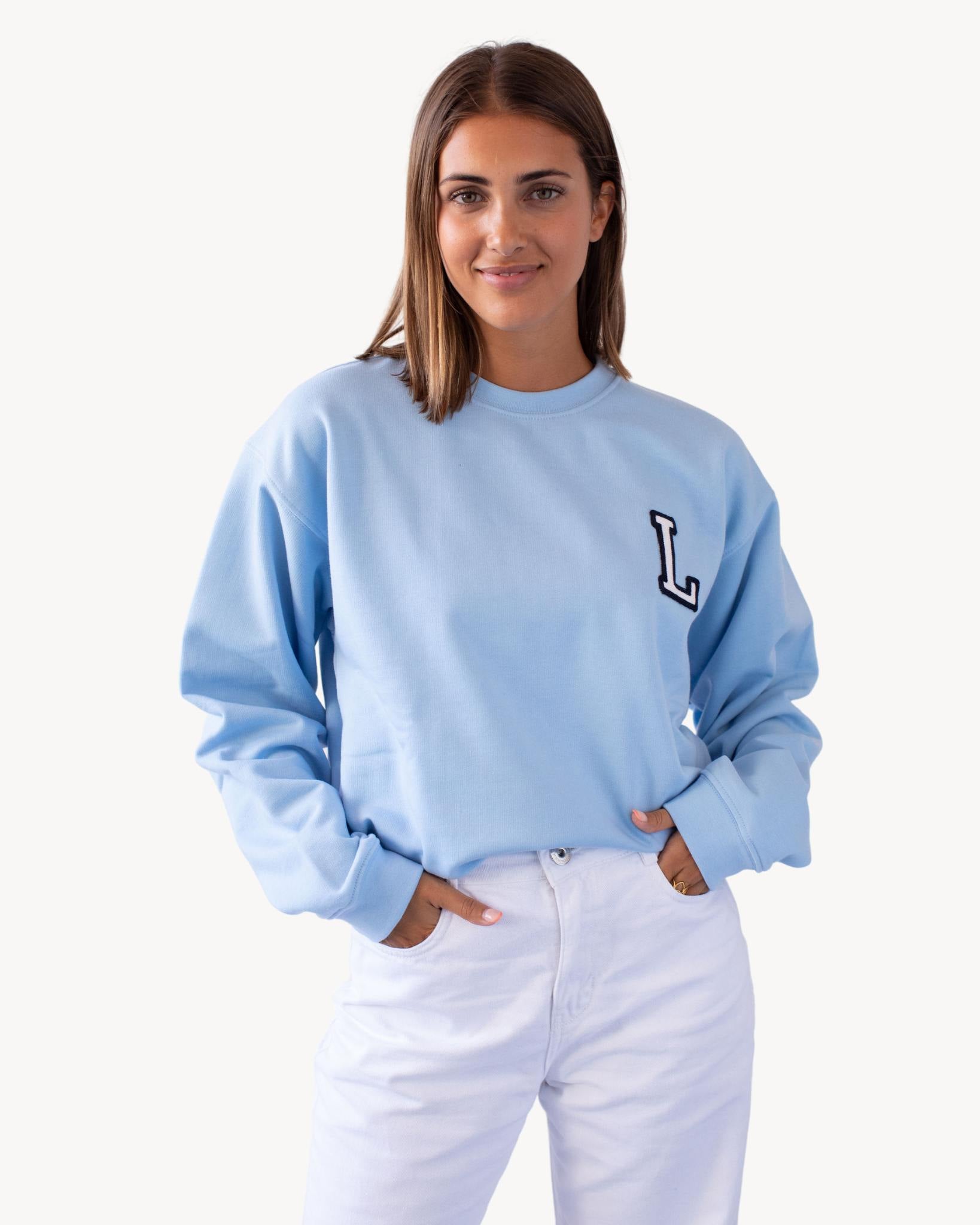 sudadera_light_blue_inicial_Anitials_3