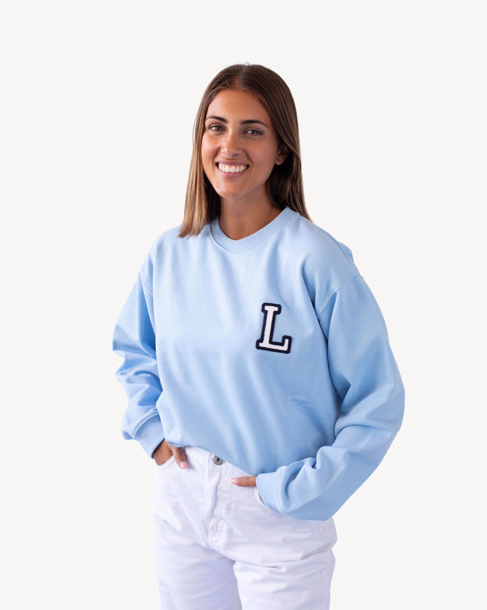 sudadera_light_blue_inicial_Anitials_4