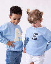 sudadera_light_blue_inicial_rizo_centro_Anitials_4