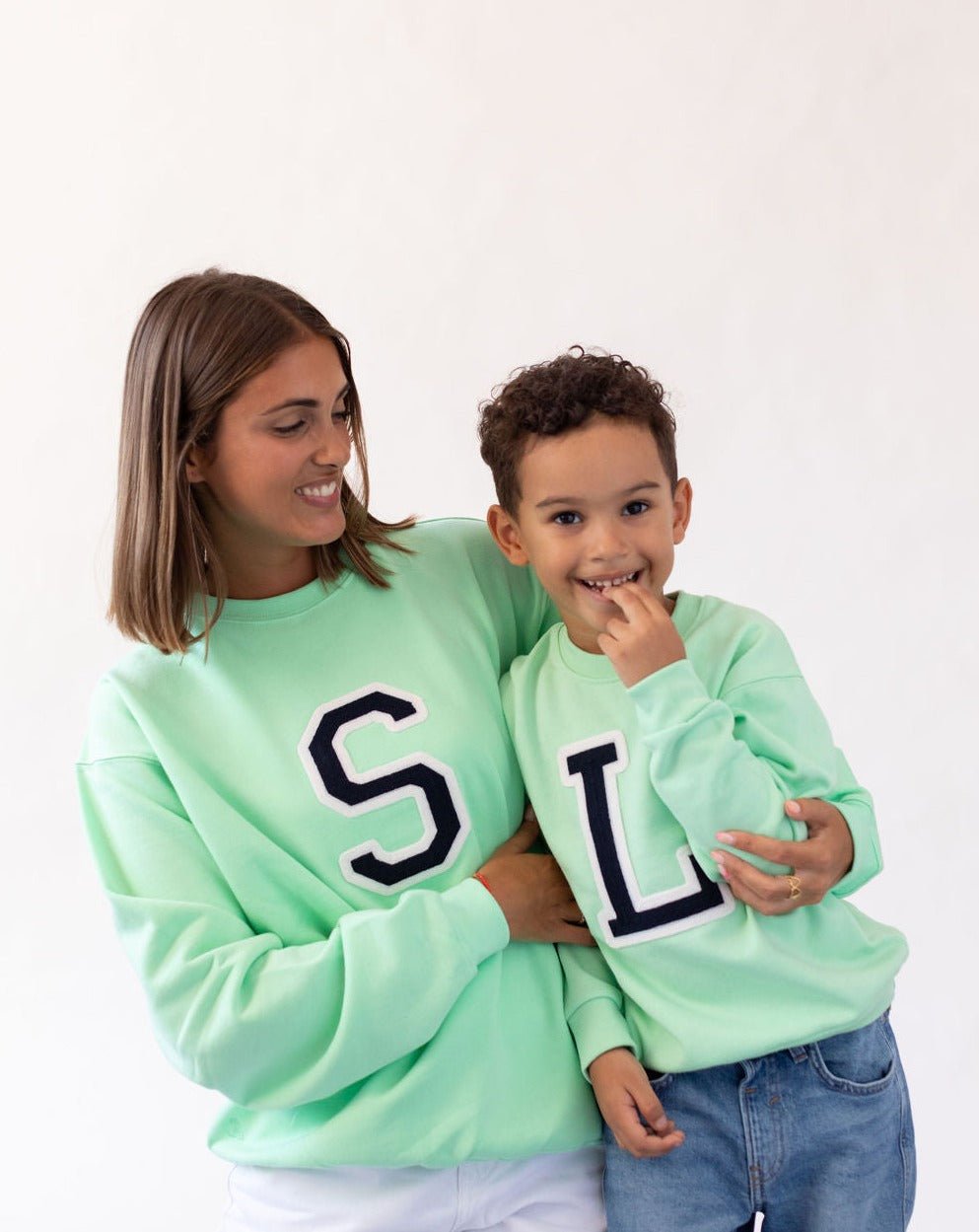 sudadera_mint_inicial_grande_Anitials_1