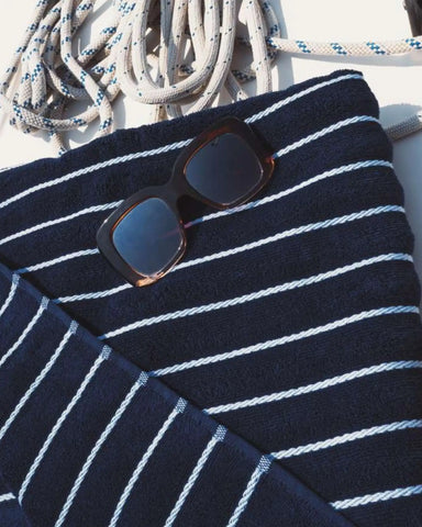 toalla_rayas_azul_marino_detalle_Anitials_1