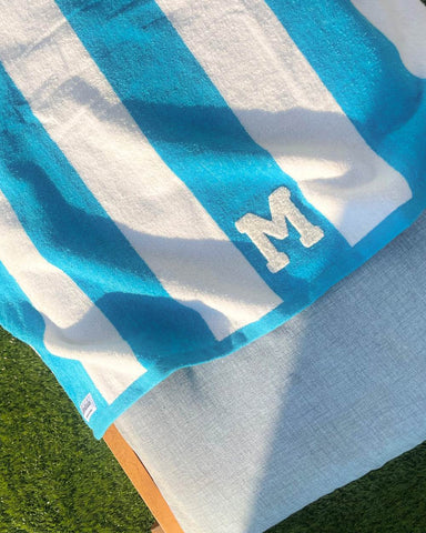 TOALLA RAYAS TURQUESA | UNA O MÁS INICIALES MINI