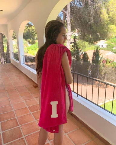 TOALLA FUCSIA | UNA O MÁS INICIALES GRANDES