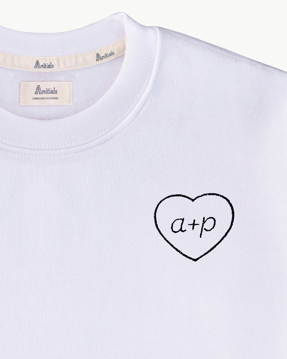 sudadera_blanca_corazon_detalle_Anitials