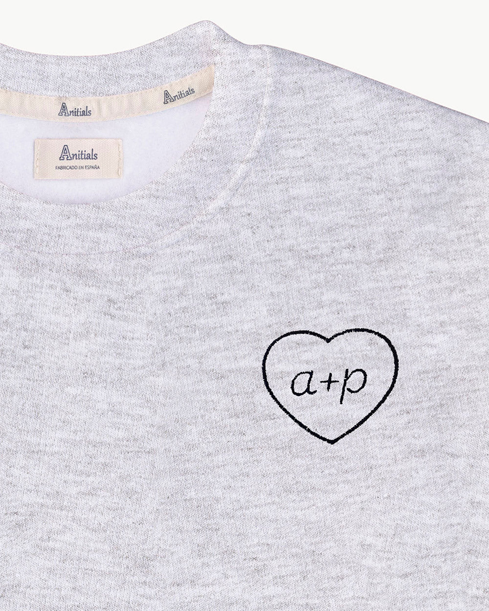 sudadera_gris_corazon_detalle_Anitials